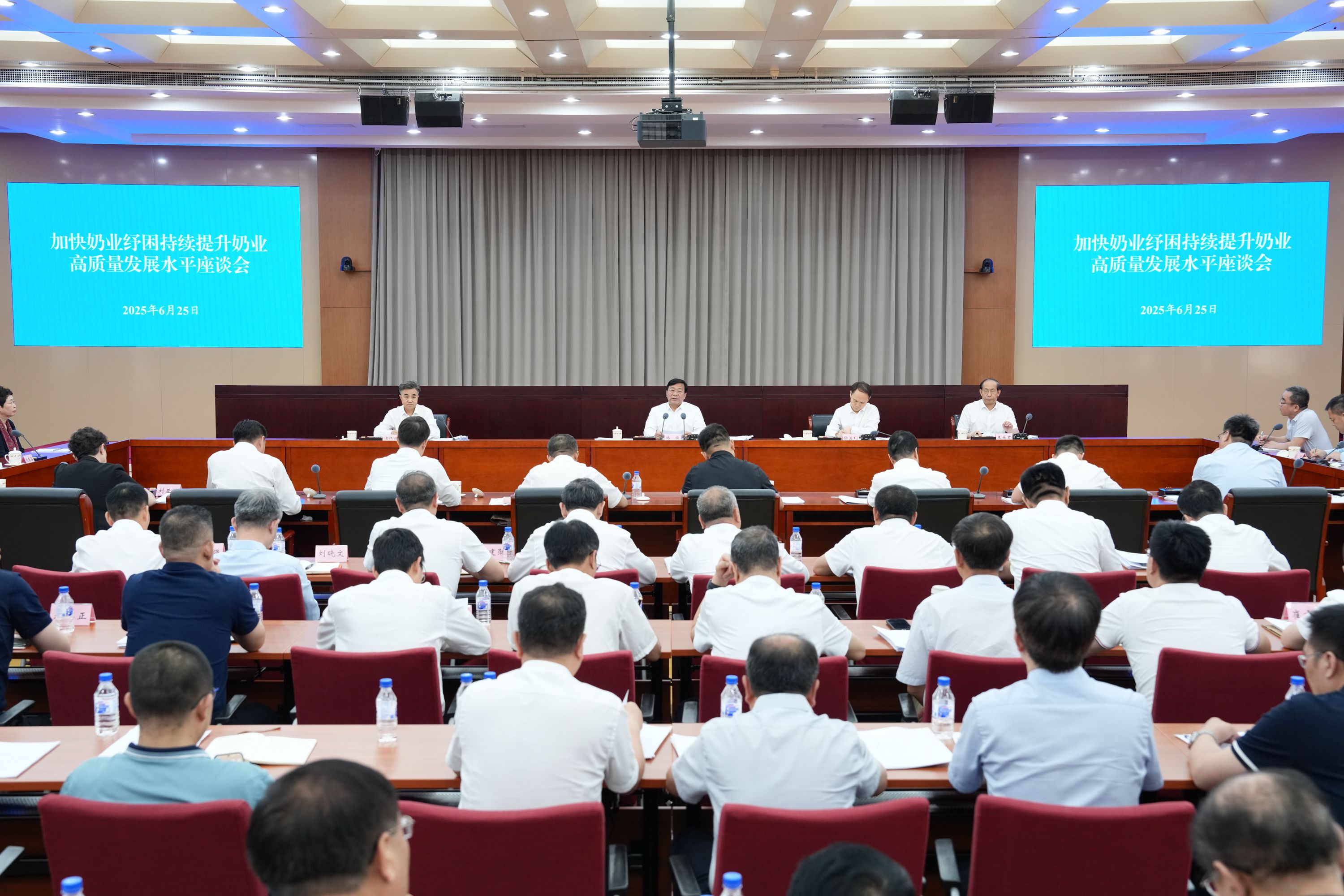 农业农村部召开座谈会强调　千方百计抓好奶业纾困　全力以赴推动奶业高质量发展