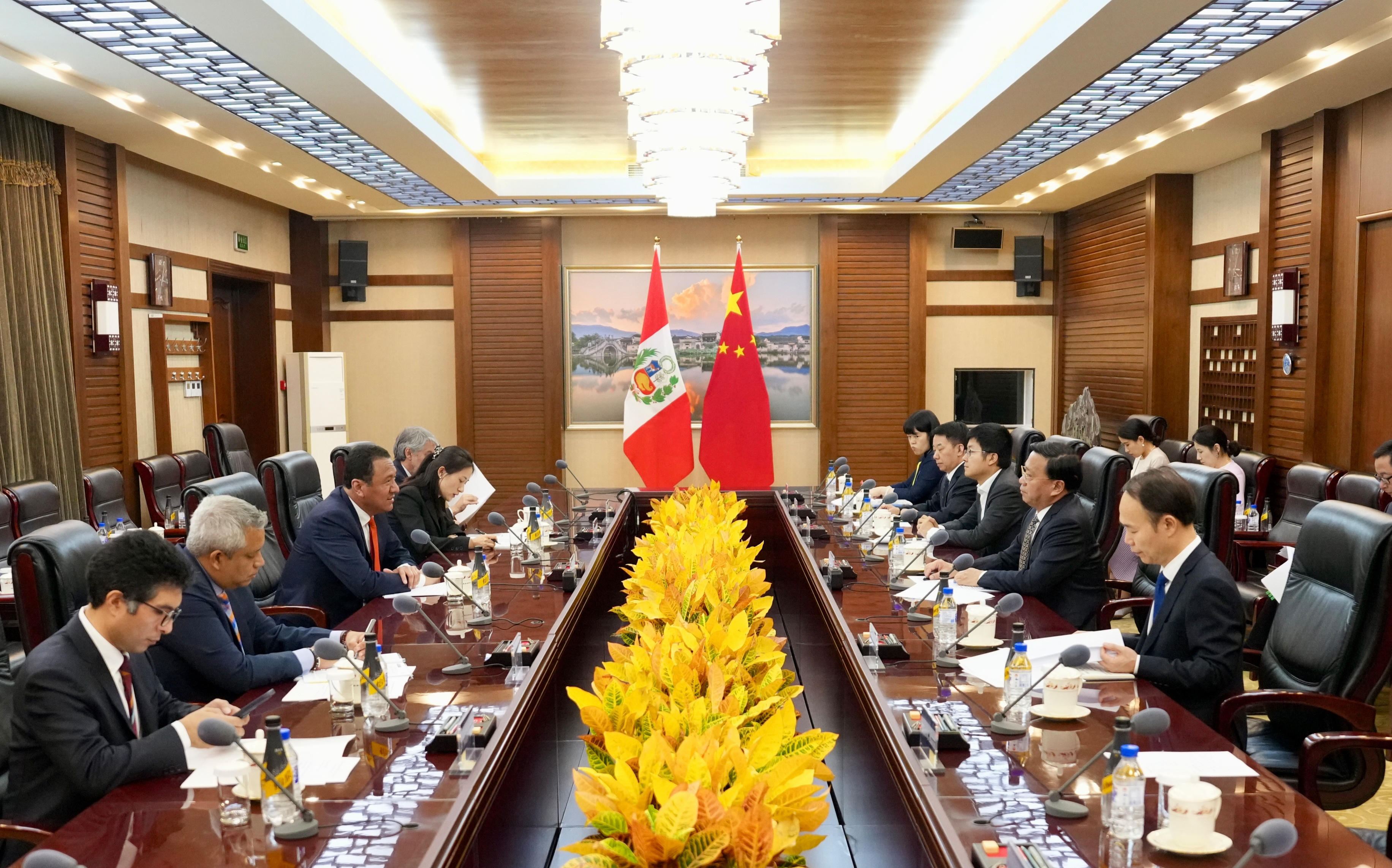 韩俊会见秘鲁农业发展与灌溉部部长马内罗